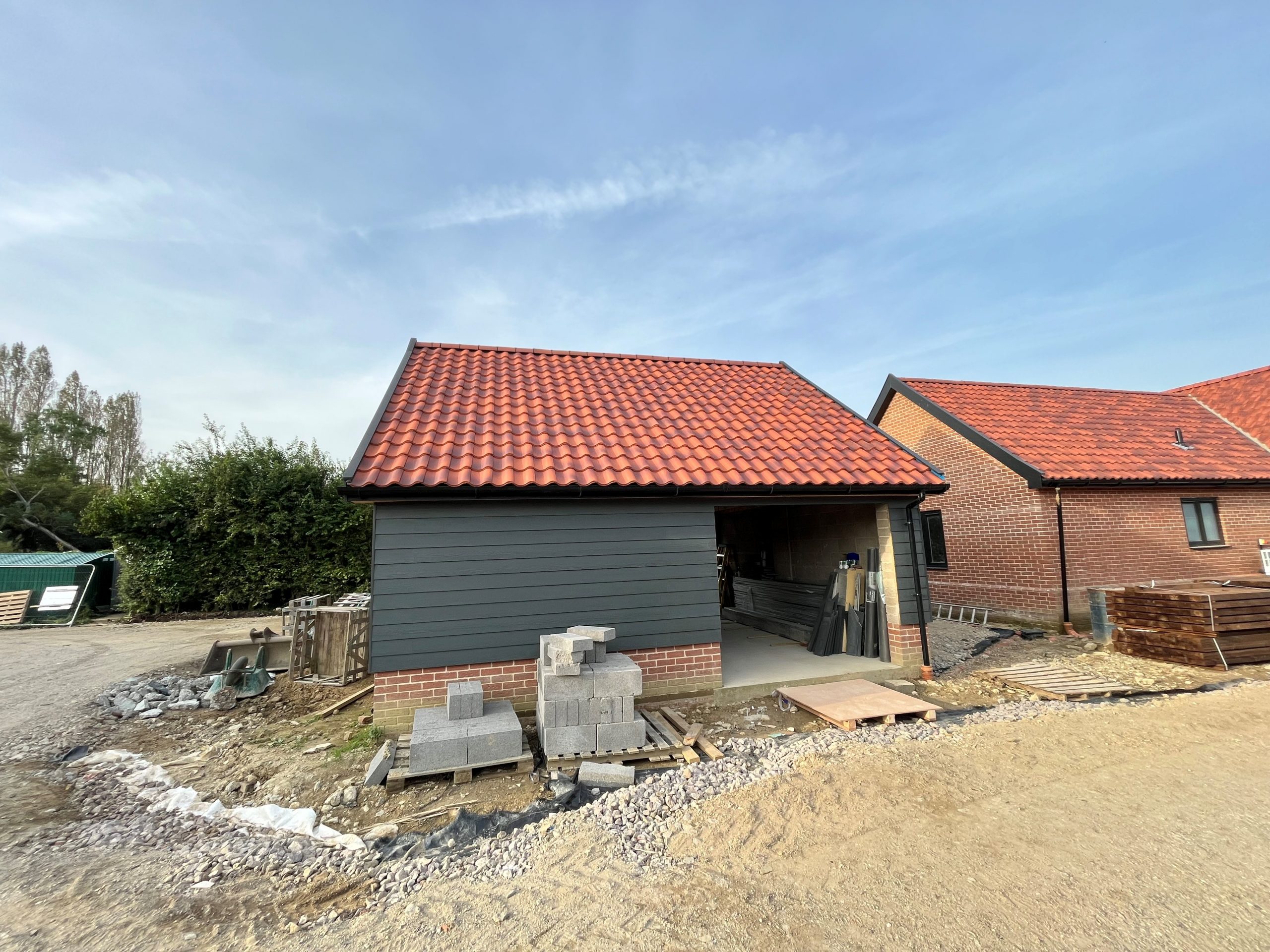 builders building a garage